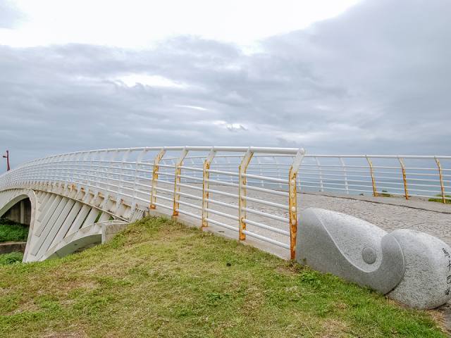 成功海濱公園：白色步橋