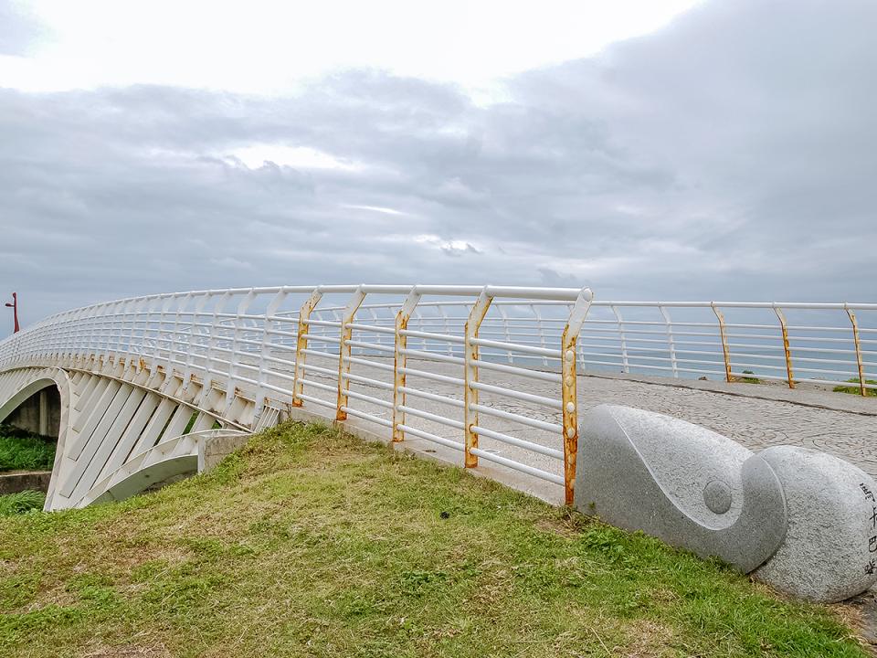 成功海濱公園：白色步橋