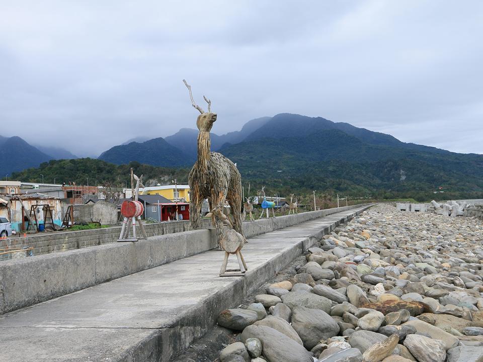 比西里岸：海邊堤防上的鹿雕塑