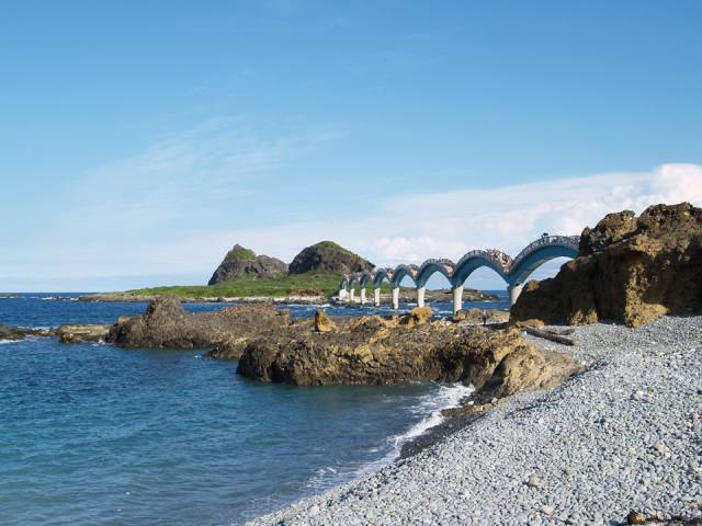三仙台：海岸與遠處的八拱橋