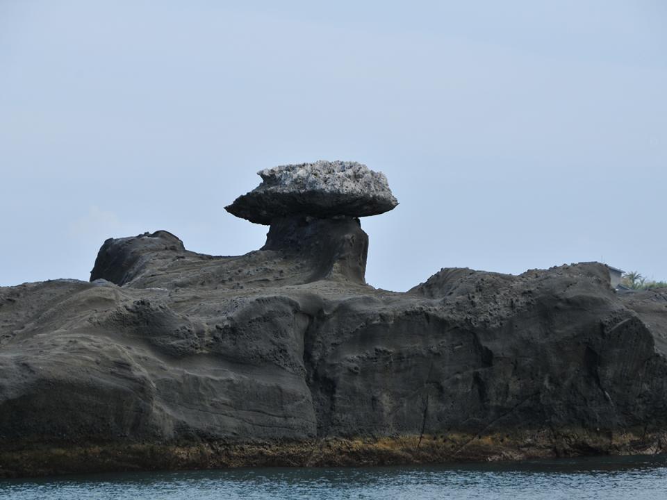石雨傘風景區：蕈狀的海蝕岩